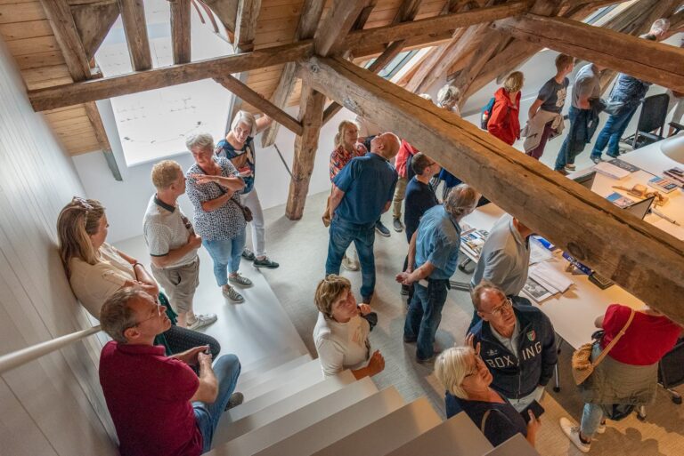Prachtig zicht vanaf de dijk op zeilwedstrijd — sport in Elburg